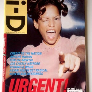 Op de afbeelding: Een tijdschriftomslag met een vrouw die knipoogt en wijst. Het tijdschrift is "i-D", met de tekst "THE URGENT ISSUE". De cover bevat ook de tekst "SPECIAL ANTI-RACIST ISSUE" en de datum "124 January 1994".
