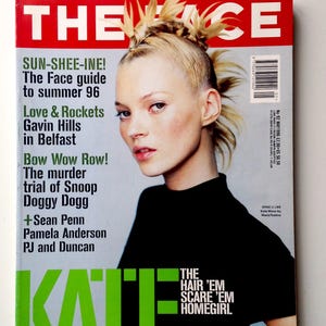 Puede incluir: Una portada de revista vintage con el título "THE FACE" en rojo y blanco. La portada presenta un retrato de una mujer con cabello rubio y el nombre "KATE" en letras verdes grandes. El texto incluye "SUN-SHEE-INE!" y "The murder trial of Snoop Doggy Dogg."