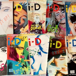 Puede incluir: Una colección de portadas de revistas i-D vintage. Las portadas presentan colores llamativos, retratos impactantes y el logotipo de la revista en una variedad de estilos. Algunas portadas incluyen texto como "Lick It Up!" y "Monster!"