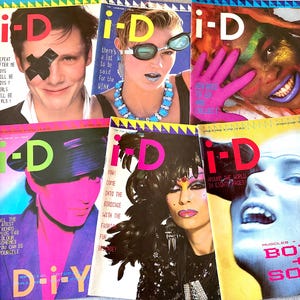 Puede incluir: Una colección de portadas de revistas i-D vintage. Las portadas presentan gráficos audaces, colores vibrantes y rostros diversos. El texto incluye "REPEAT AFTER ME BOYS WILL BE BOYS? GIRLS WILL BE GIRLS!" y "ADVANCE TO GO AND COLLECT."
