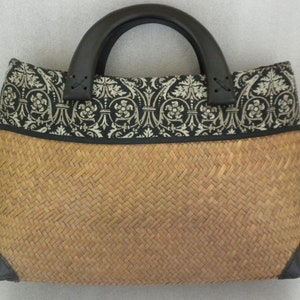 Bolso de mano de paja tejida con asas de madera, forro ligero, tipo cartera, fabricado en Tailandia