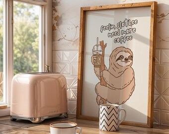 コーヒープリントがもっと欲しい - かわいいナマケモノのウォールアート、面白いコーヒーポスター、かわいいキッチンデコレーション、アイスコーヒープリント、ナマケモノ好きへのギフト、Slothee