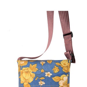 Umhängetasche aus LKW-Plane, Messenger Bag, Floral, Schultertasche, Planentasche, LKW-Tasche, blau, braun, gelb, Blumen, Luftmatratze, Kult
