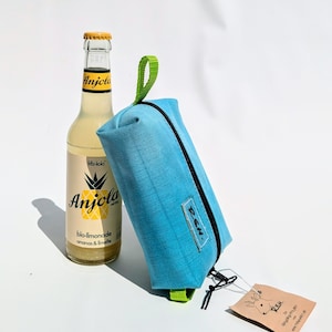 Tasche aus Luftmatratze, Clutch, 70er Jahre, hellblau, türkis, Kulturtasche, Kulturbeutel, Schminktäschchen, Reißverschluss, REHpunkt, REH
