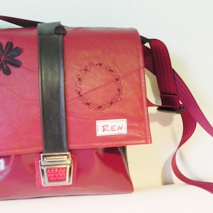 Tasche Umhängetasche Ledertasche Planentasche Unikat LKW-Plane Leder Motorrad Fahrrad rot schwarz Katzenauge Klickverschluss Innentasche