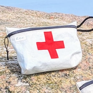 Tasche aus Segel | First Aid Kit | Notfalltasche | Verbandstasche |  Erste Hilfe Tasche | REHpunkt | REH. | Segeltuch | Pflaster | Urlaub