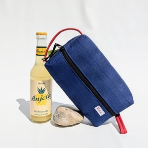 Tasche aus Luftmatratze vom REH, Clutch, 70er Jahre, Utensilo, blau, rot, Kulturtasche, Schminktäschchen, REHpunkt, Kulturbeutel, Strand top
