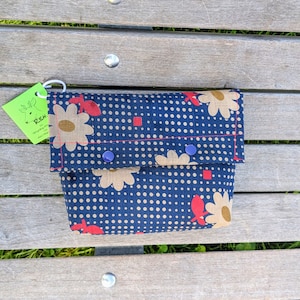 Tasche aus Luftmatratze, Clutch, 70er Jahre, Utensilo, blau, rot, Blumen, Kulturtasche, Kulturbeutel, Schminktasche, lila, Druckknopf, REH