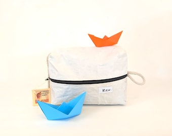 small toiletry bag made of canvas from REH., canvas bag, REHpunkt, sailing bag, bag made of sail with handle, upcycling, sustainable