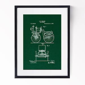 Könnte beinhalten: Gerahmter Druck eines Oldtimer-Blauplans auf dunkelgrünem Hintergrund. Die weiße Strichzeichnung zeigt das Design des Autos, einschließlich Räder, Motor und Karosserie. Der Druck enthält Text: "G.B. Selden Road Engine" und "Patented Nov. 5, 1895."