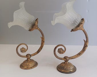 Par de apliques de pared Art Nouveau en bronce dorado.