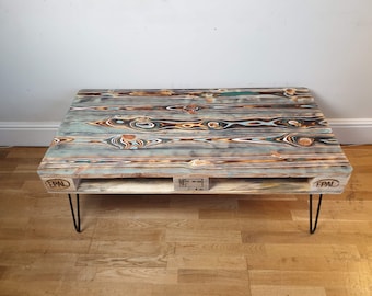 Atemberaubender bemalter Couchtisch