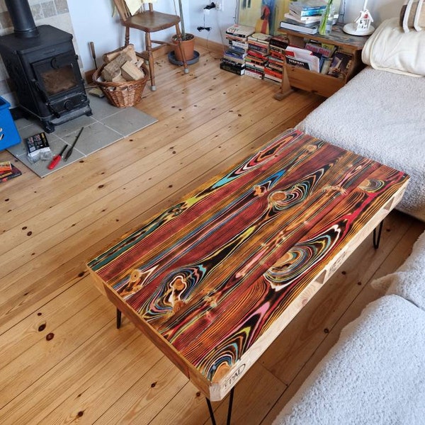 Table basse palette peinte en bois récupéré avec pieds en épingle à cheveux industriels