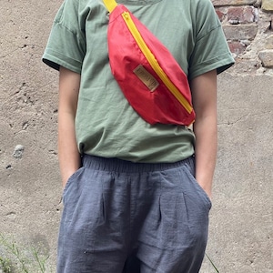 Red fanny pack from upcycled hot air balloon fabric/Sustainable hip bag, waist bag, Crossbody bag, Vegan bum bag, Unisex belt bag