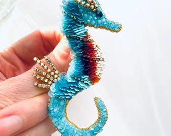 Broche de cuentas de caballito de mar real, alfiler de cuello bordado, joyería de sirena, caballito de mar de hada, broche hecho a mano, bisutería femenina, alfiler náutico