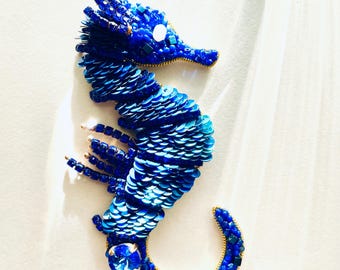Broche de caballito de mar con cuentas, monocromo, broche minimalista, broche de caballito de mar con lentejuelas azules, joyería azul eléctrico, joyería náutica de vida marina