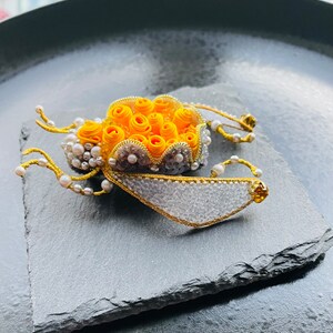 Käfer Brosche, gestickter gelber und grauer Käfer Pin, Kristallkäfer, gestickter Schmuck