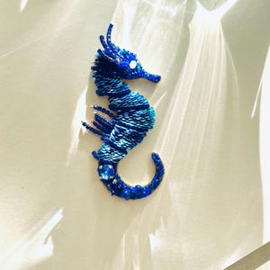 Seepferdchen Brosche, einfarbig, minimalistische embroidered Beaded Mermaidcore Pin, handgemachte Anstecknadel, electric blue