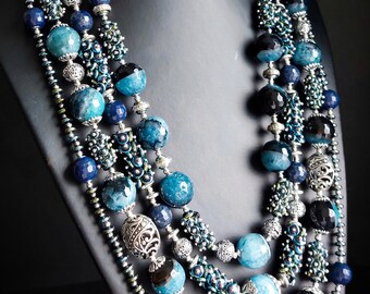 Collier tendance bleu, bijoux bleu marine, bijoux bohèmes en argent, gros colliers de pierres bleues Costume de perles ras de cou 4 couches, cadeaux pour femme