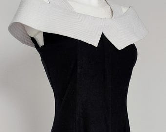 Iconische jaren 90 vintage zwarte mini-jurk met witte gewatteerde Peter Pan-kraag | Aansluitend A-lijn | Elegant en grunge
