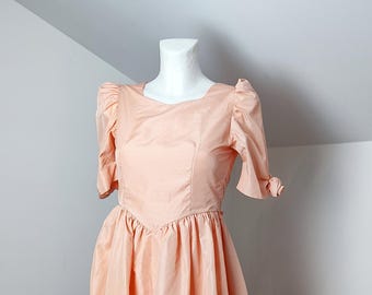 vintage baljurk perzik jaren 80 voor korter persoon, XS xxs, perzik, pastel, victoriaanse stijl, prinsesjurk, baljurk, galajurk, romantisch
