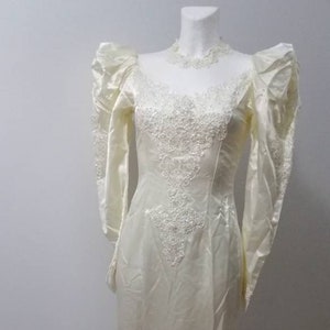 Vestido sirena largo vintage años 80 y 90, entallado, vestido de novia, color crema, mangas abullonadas, cola, elegante, talla S pequeña, XS extra pequeña, satén,