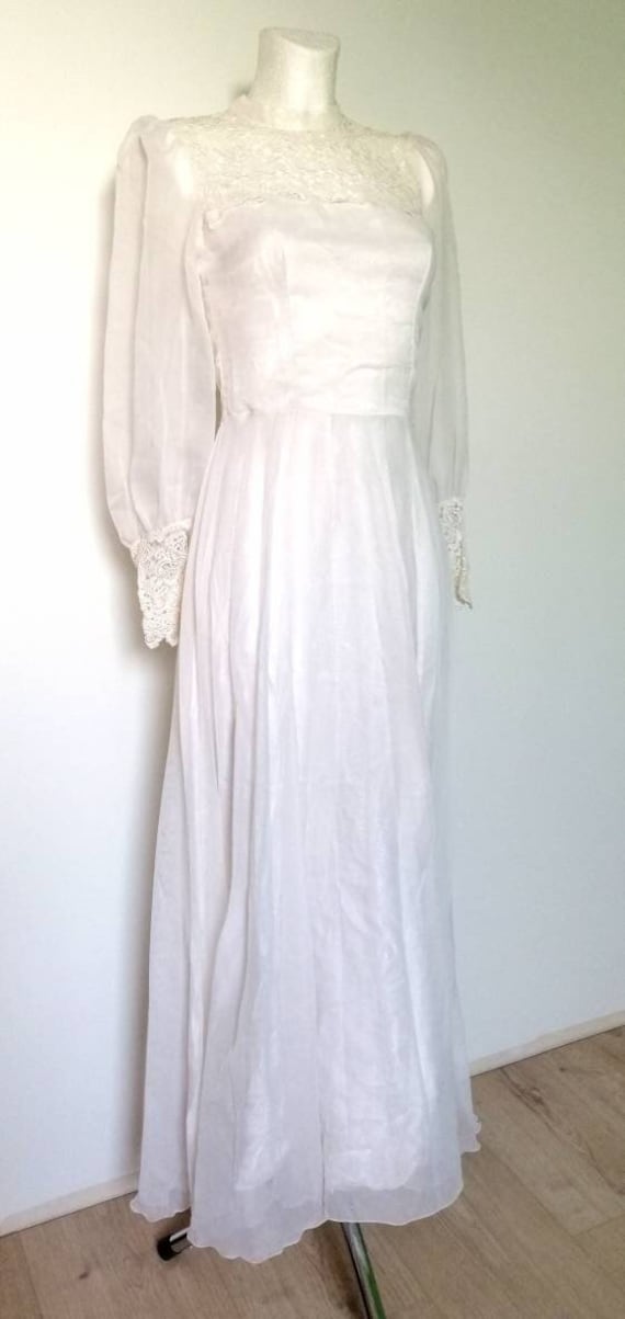 Vintage 70s long wedding gown, lace, elegant, mini