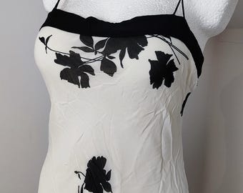 vintage jaartal 2006 zomerjurk zwarte crème witte bloemen, minimalistisch, romantisch, elegant, medium lengte, klassieke schoonheid S klein M medium
