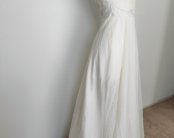 longue robe blanche des années 70, dentelle, dentelle florale, queue, très petite taille xs xxs, fioritures, style victorien, prairie