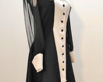 Vintage gotische jurk uit de jaren 90 en 80 met grote kraag en manchetten | Zwarte jurk met doorschijnende mouwen | Woensdagstijl, Halloween-cosplaykostuum