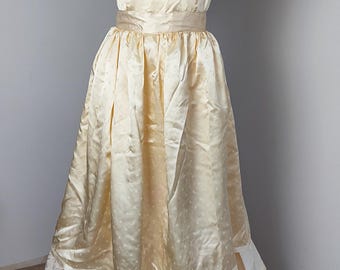 vintage baljurk jaren 80, geel, kanarie, pastel, glanzend, romantisch, victoriaanse stijl, uitlopend, prinses, franje, maat XS, extra klein tot S klein