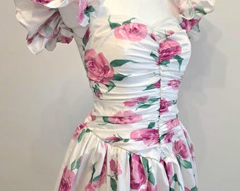 Vintage jaren 80 rozenbloemenprint, dramatische ruches, vlindermouwen, geplooide cottagecore galajurk, zorgvuldig uitgekozen upcycled feestjurk, romantisch xxs xs