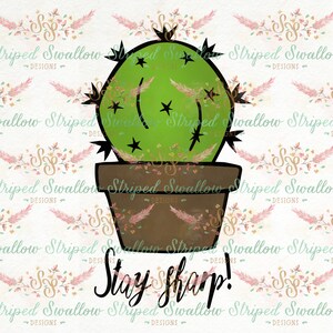 Puede incluir: Un cactus verde con estrellas negras en una maceta marrón con el texto "Stay Sharp!" en letras negras.