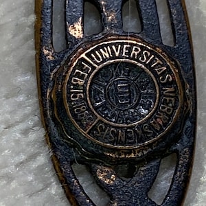 Abrecartas antiguo adornado de cobre de 5" con el escudo de la Universidad de Nebraska en Lincoln