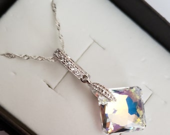 Collar con cristales Swarovski Elements AB de 16 mm con corte princesa, cadena de plata de ley 925 de 45,7 cm (18 pulgadas), joyería para damas de honor.