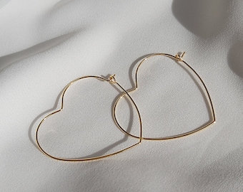 Elara heart hoop gold, Creolen in Herzform, goldfarben, Goldbeschichtung, Ohrringe Herzcreolen, silberfarben, Silberdraht, Herzohrringe