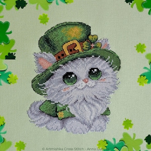 Schema punto croce gatto folletto bianco - Biglietto di auguri per il giorno di San Patrizio - Gatto con cappello verde trifoglio - Fortuna irlandese - Download PDF - Artmishka