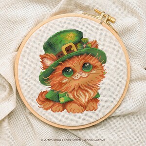Chat lutin, motif point de croix rouge - carte de Saint-Patrick - chat au chapeau vert trèfle - Irish Luck - téléchargement PDF - Artmishka