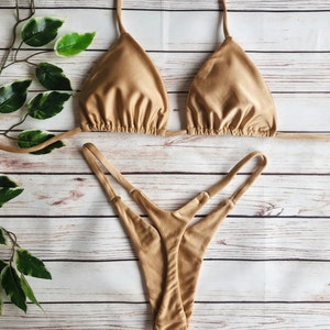 BIKINI AFRODITE Classico bikini perizoma vita bassa con parte anteriore a V, top bikini a triangolo Golden