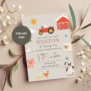 Pode incluir: Um cartão de convite de cor cinza claro com um celeiro vermelho, um trator e animais de fazenda. O texto no cartão diz: "OINKI CLUCHI BAAI MOO! WESTON Is Turning Five & WANTS TO CELEBRATE WITH YOU SATURDAY FEB 17 TIME 4-6PM 123 Sesame St. RSVP at 555-555-5555"