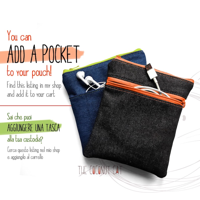 Pu&ograve; includere: Due pochette in denim, una blu e una nera, con chiusure a zip. La pochette blu ha una cerniera verde e auricolari bianchi in tasca. La pochette nera ha una cerniera arancione e un cavo USB bianco. Testo: "Aggiungi una tasca alla tua custodia!"