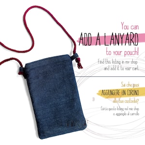 Pu&ograve; includere: Un astuccio in denim con un cordino bordeaux. L'immagine include il testo "ADD A LANYARD to your pouch!". L'astuccio &egrave; rettangolare e ha una chiusura con coulisse. Il cordino &egrave; una corda ritorta.