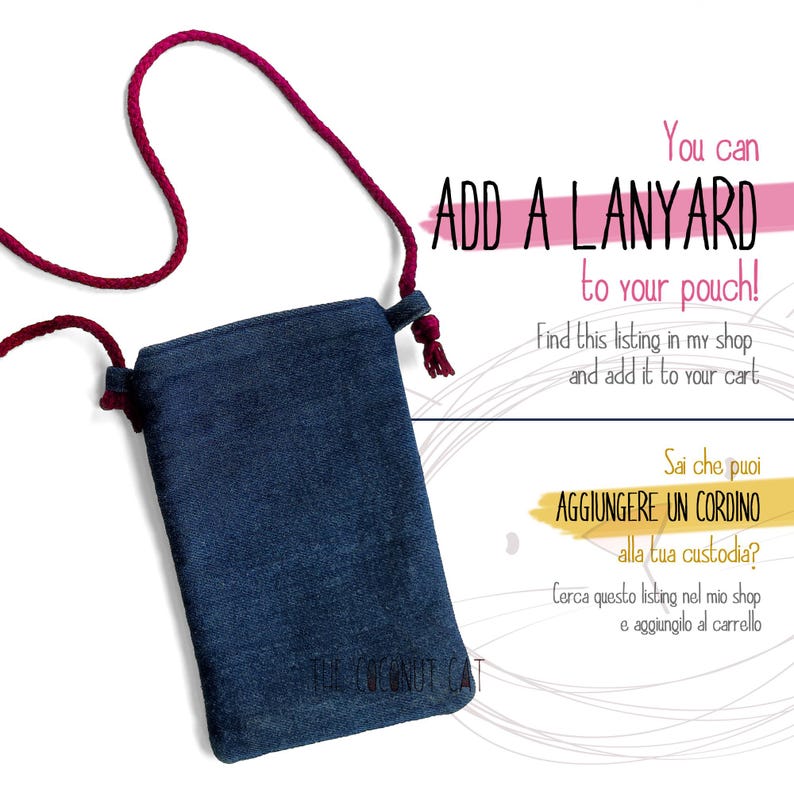 Pu&ograve; includere: Un astuccio in denim con un cordino bordeaux. L'immagine include il testo "ADD A LANYARD to your pouch!". L'astuccio &egrave; rettangolare e ha una chiusura con coulisse. Il cordino &egrave; una corda ritorta.
