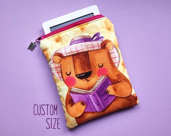 Etui Kobo i Kindle z misiem do czytania, Kobo Libra Colour, Kindle Paperwhite, Onyx Boox, Tolino, Pocketbook, Vivlio, Bigme