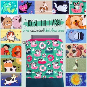Op de afbeelding: Een op maat gemaakte tablet/boekhoes met een patroon van honden op roze flamingo's en donuts. De afbeelding toont ook stofstalen met dieren- en cartoonontwerpen, en de tekst "CHOOSE THE FABRIC".