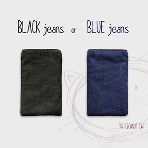 K&ouml;nnte beinhalten: Das Bild zeigt zwei rechteckige Denim-Stoffartikel, einen schwarzen und einen blauen, mit dem Text "BLACK jeans or BLUE jeans". Die Artikel sind wahrscheinlich kleine Beutel oder Etuis, m&ouml;glicherweise f&uuml;r ein Telefon oder andere kleine Gegenst&auml;nde.