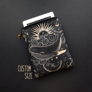 Custodia per Kindle e Kobo con balena sole e luna, cover Libra Colour e Clara BW, Tolino Vision Color e Shine 5, Paperwhite, Pocketbook Era