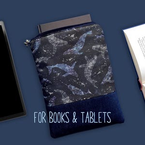 Custodia per libri e tablet con balene e stelle, book sleeve con cerniera, iPad Mini 7, Kindle Scribe Colorsoft, Kobo Elipsa, Onyx Boox Note