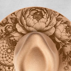 以下が含まれることがあります： ベージュ色のフェドラハット、つば広。 つばには、大きな牡丹の花やドリームキャッチャーなど、茶色の濃淡で詳細な花柄のデザインが施されています。 帽子のクラウンは無地のニュートラルベージュです。