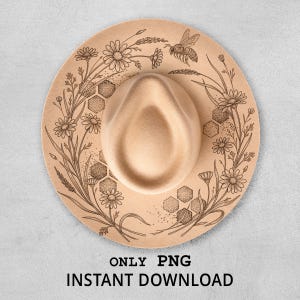 Può includere: Cappello fedora beige con tesa larga, con un'illustrazione dettagliata di un'ape, margherite e motivi a nido d'ape. Il testo "ONLY PNG INSTANT DOWNLOAD" è stampato in basso.